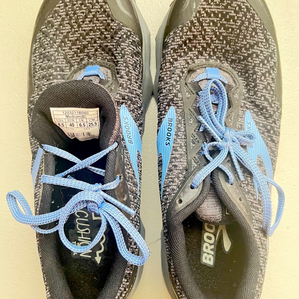 Brooks divide black,charcoal,blue with cushion foot pad.